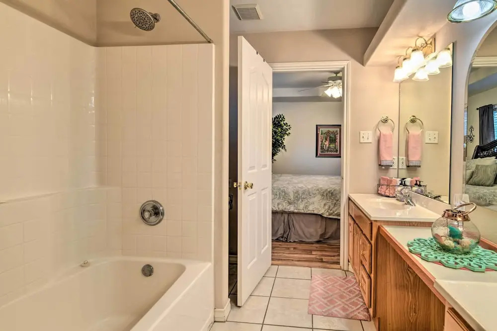 Pet-friendly Rockport Home ~ 4 Mi to Beach!
