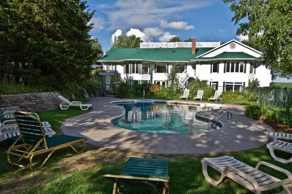 Elmhirst's Resort - On a lake