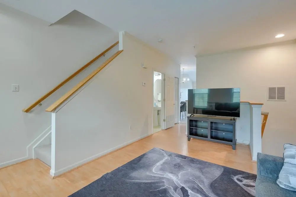 Owings Mills Townhouse: 8 Mi to Liberty Reservoir!