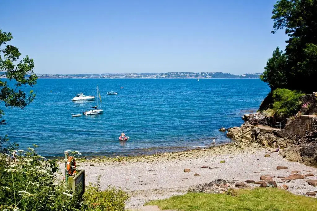 Avocet 2 Luxury Apartment with Pool and Parking