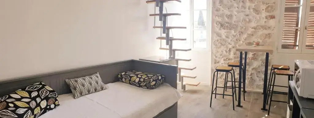 Superbement rénové studio duplex Vieil Antibes