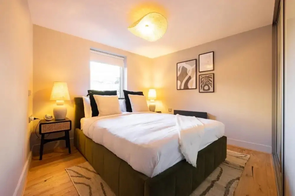 The Crystal Quarters - Modern Bright 2bdr Apartment