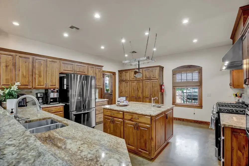 New Hill Country Dream House With Pool Table and Firepit and Gameshed