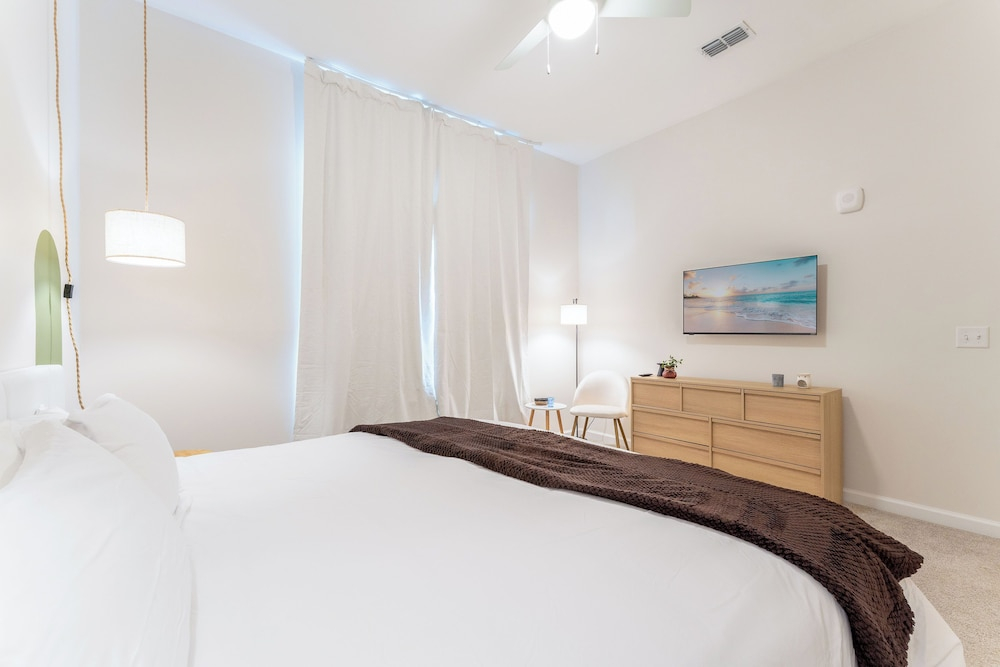 Riviere 3BR Apartment Stylish King Family Pets Friendly Pool & Gym Near Epic Universe