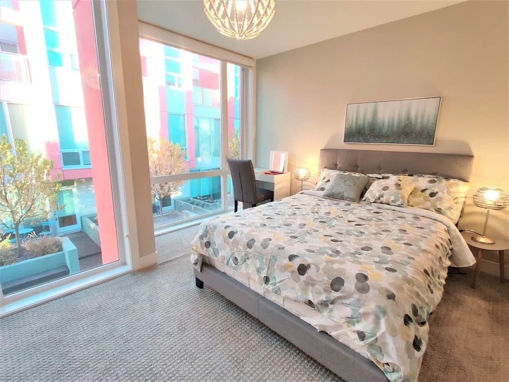 Monki Di Executive Suites - GLAS - Luxury Inner City Home 3 min to Downtown w Private Rooftop Patio Fireplace