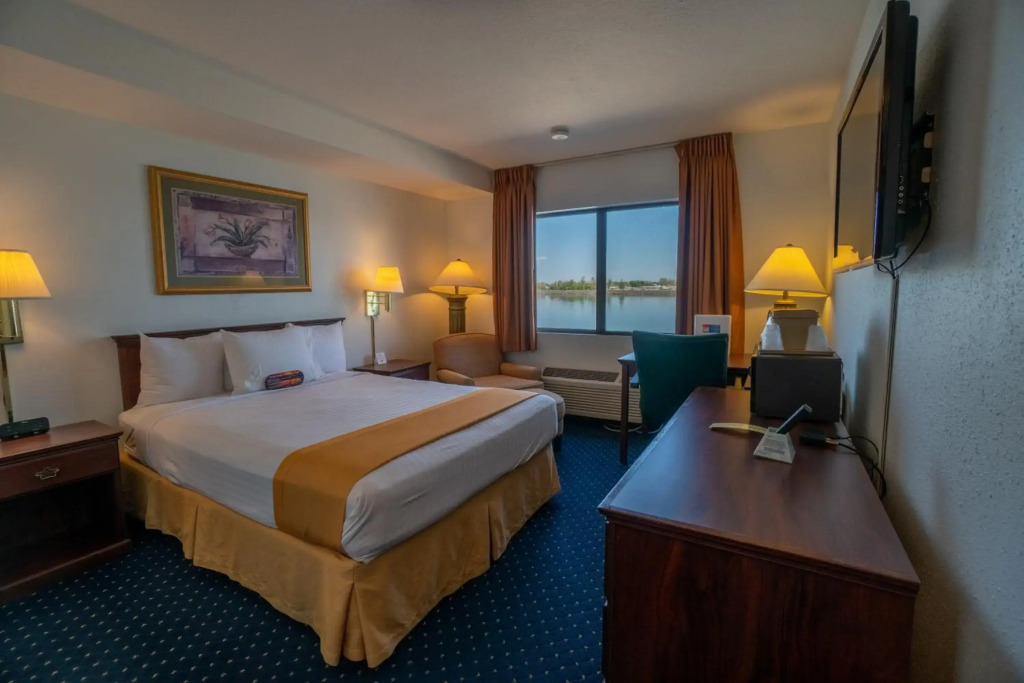 Clover Island Inn