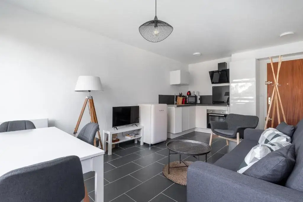 Appt Lumineux - Avec Balcon a 400m de la Plage