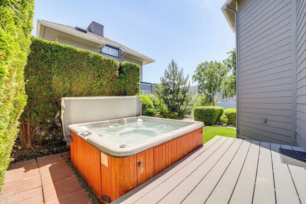 Modern Retreat w/ Hot Tub - Steps to Lake Chelan!