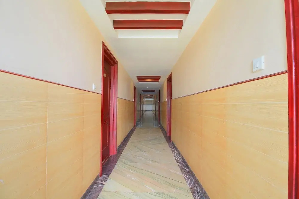 OYO 11585 Hotel Shreenithi