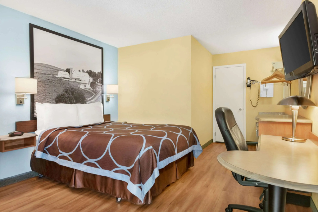 Super 8 by Wyndham Findlay