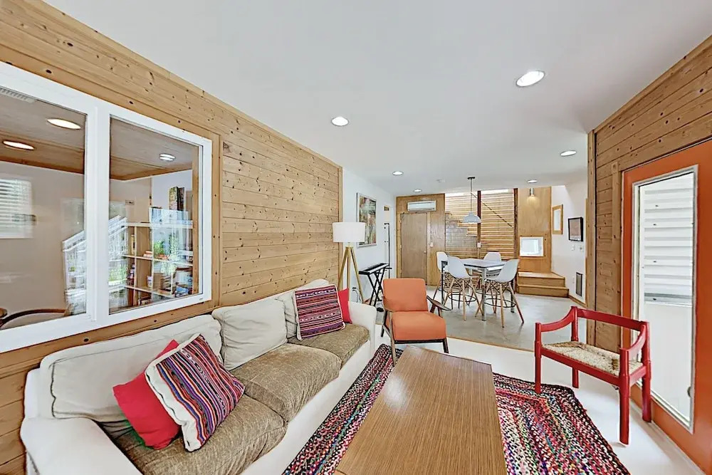 The Lime House W/ 2 Kitchens & Large Fenced Yard 4 Bedroom Home