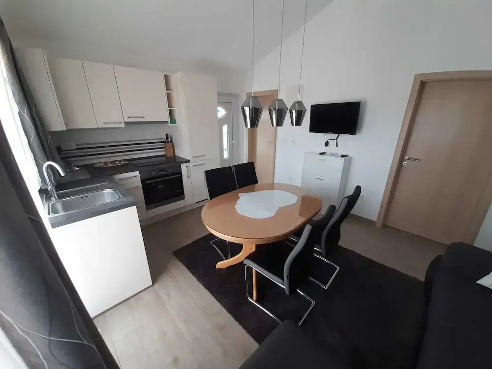Cozy Apartments With Private Balcony Vinisce