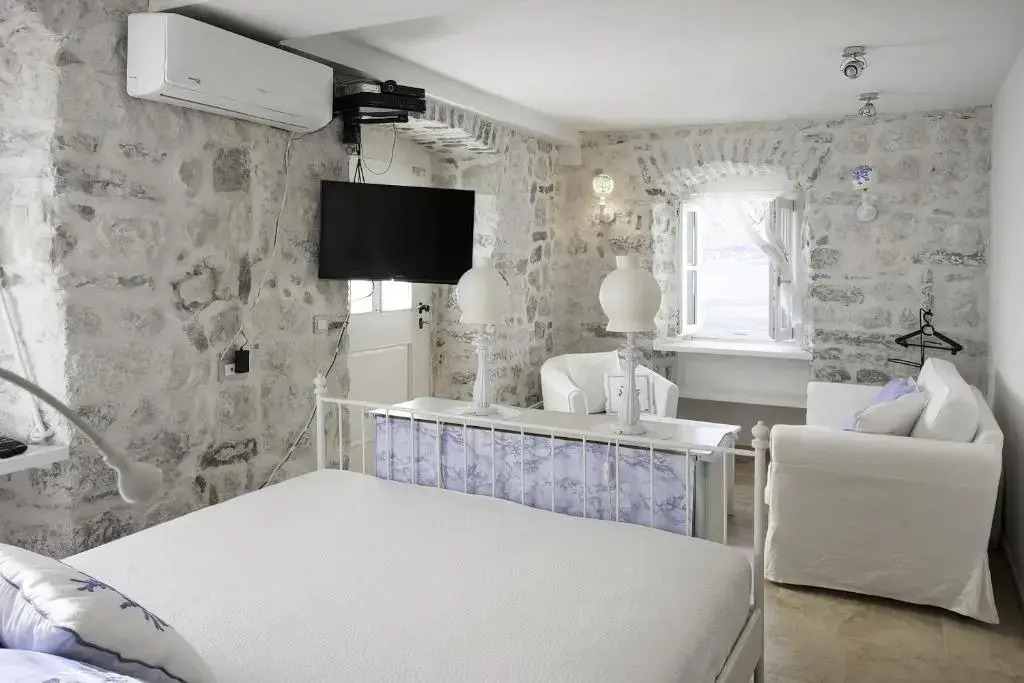 Luxury 6 bedroom house on waterfront
