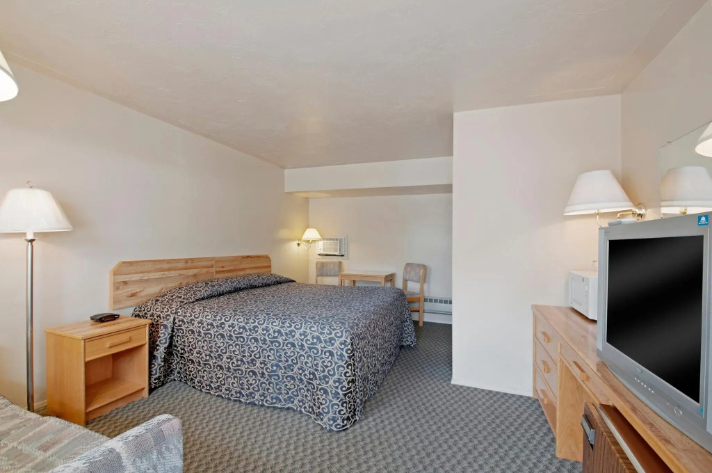Canadas Best Value Desert Inn & Suites