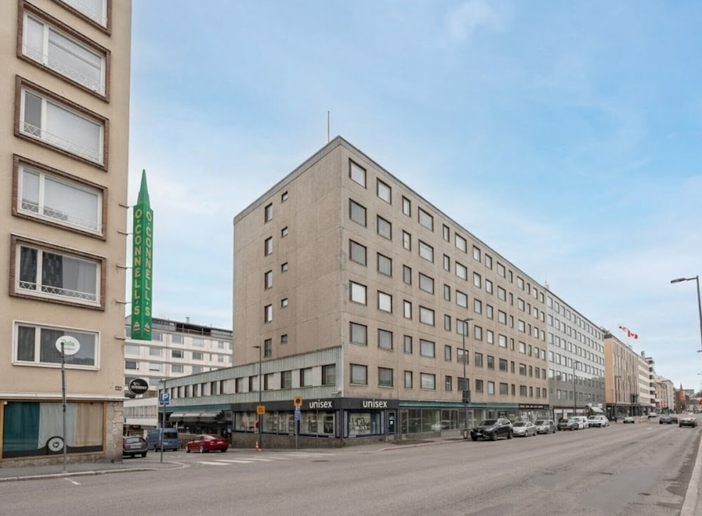 1BR next to Railway Station & Nokia Arena