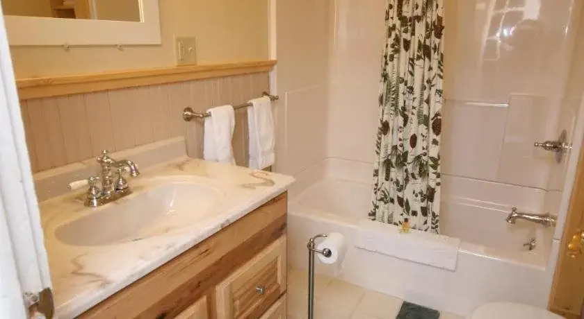 Spruce Lodge Bed & Breakfast & Guest Cottage