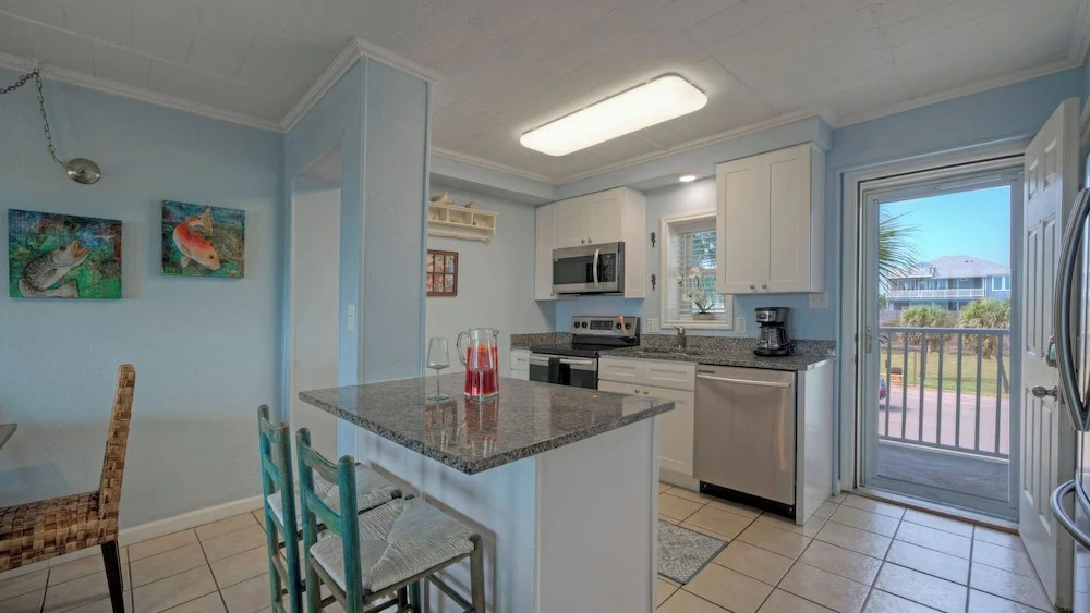 Sleeps 18 2 Beachfront Condos, Pool, Pickleball Courts Island Retreat