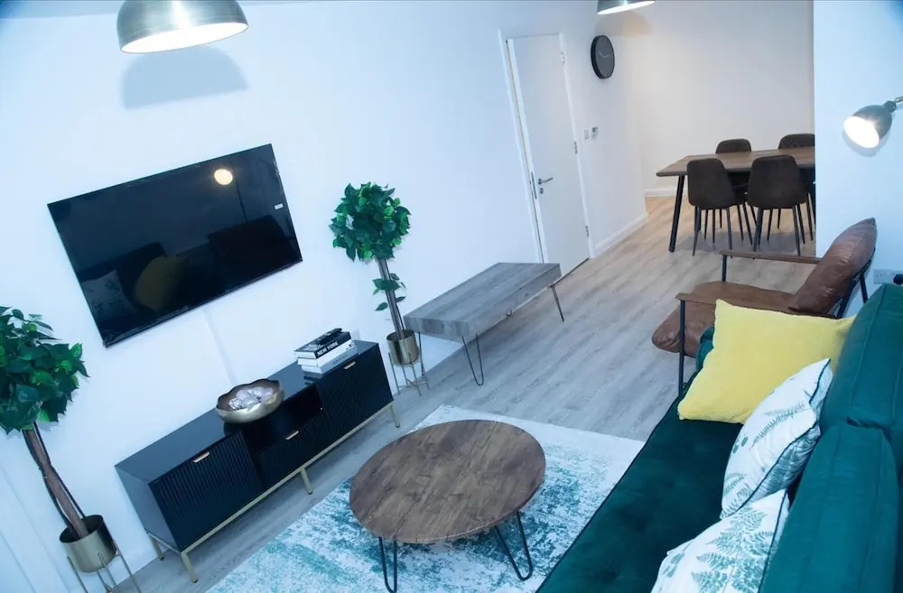 2br(en-suite/ Sleeps 4 With Private Parking