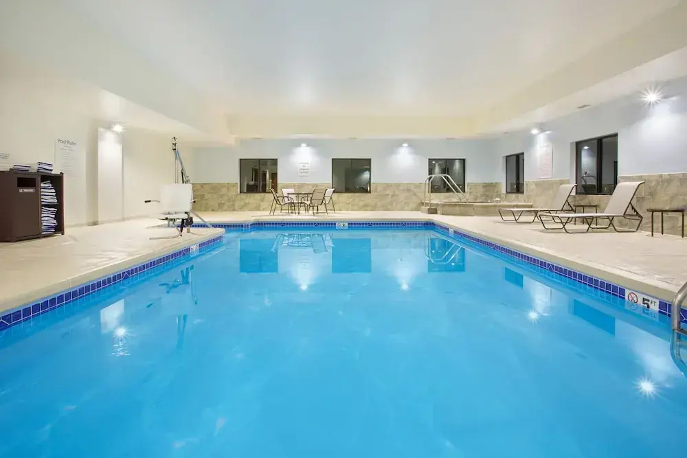 Holiday Inn Express Hotel & Suites Concordia US81