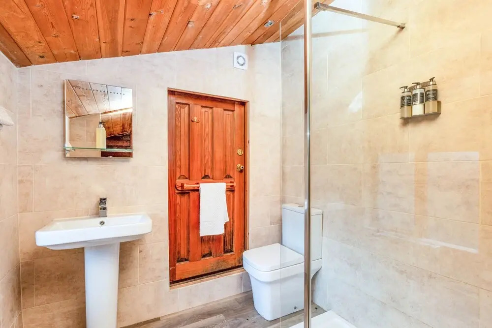 2 Bedroom Lodge With Hot Tub Sauna , Full Kitchen, Lounge, 2 Bathrooms