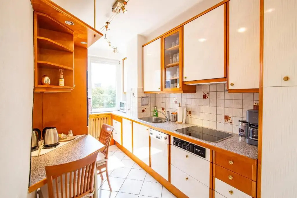 Best Rated Central Apartment Vienna - well heated, WiFi, 24-7 Self Check-In, Board games, Netflix, Prime