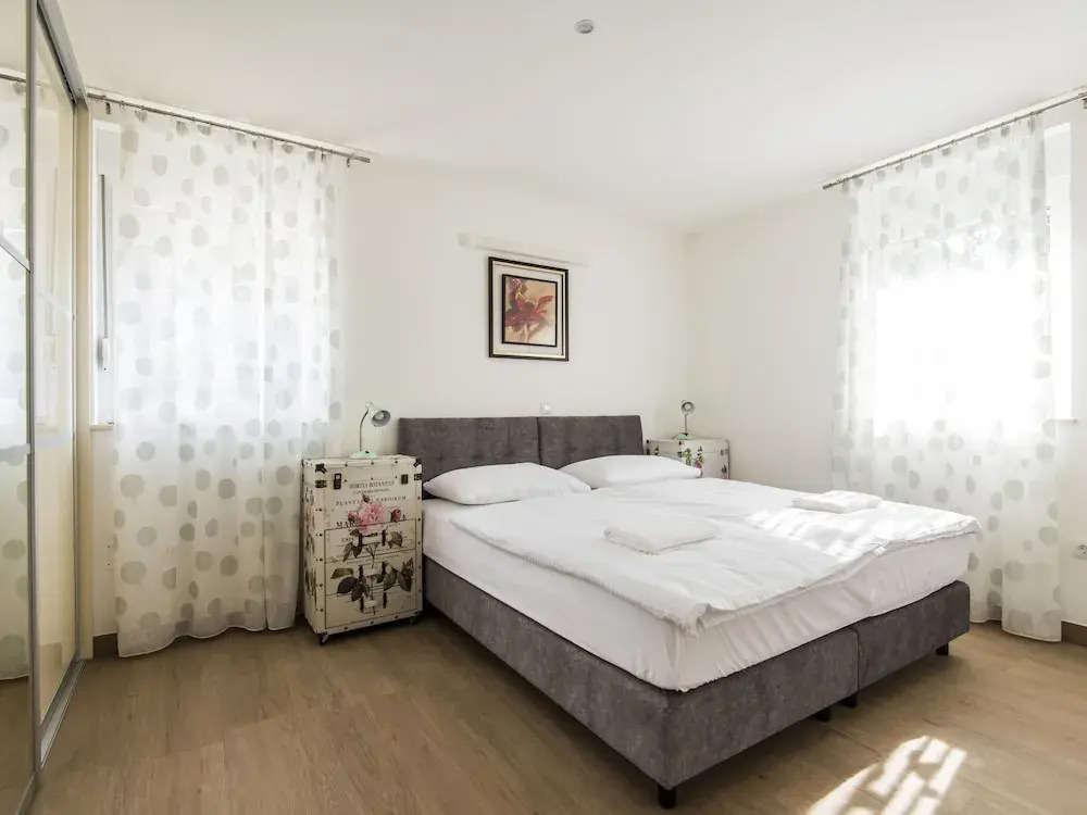 Lovely Holiday House With Private Swimming Pool, Charming Covered Terrace, BBQ