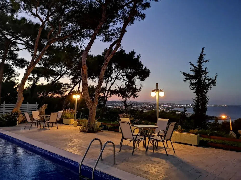 Louis Luxury Villa by living in blue