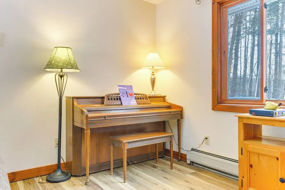 7 Mi to Mt Snow Resort: Family Home w/ Fire Pit!