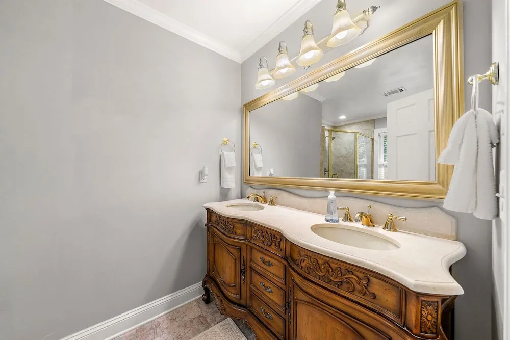 Beautiful Large Newly Renovated 5 Bedroom House