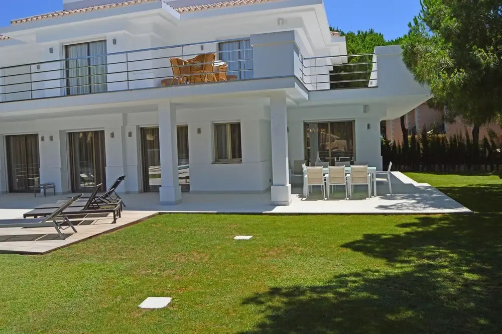 Stunning contemporary villa 5 bedrooms heated pool Las Chapas Marbella