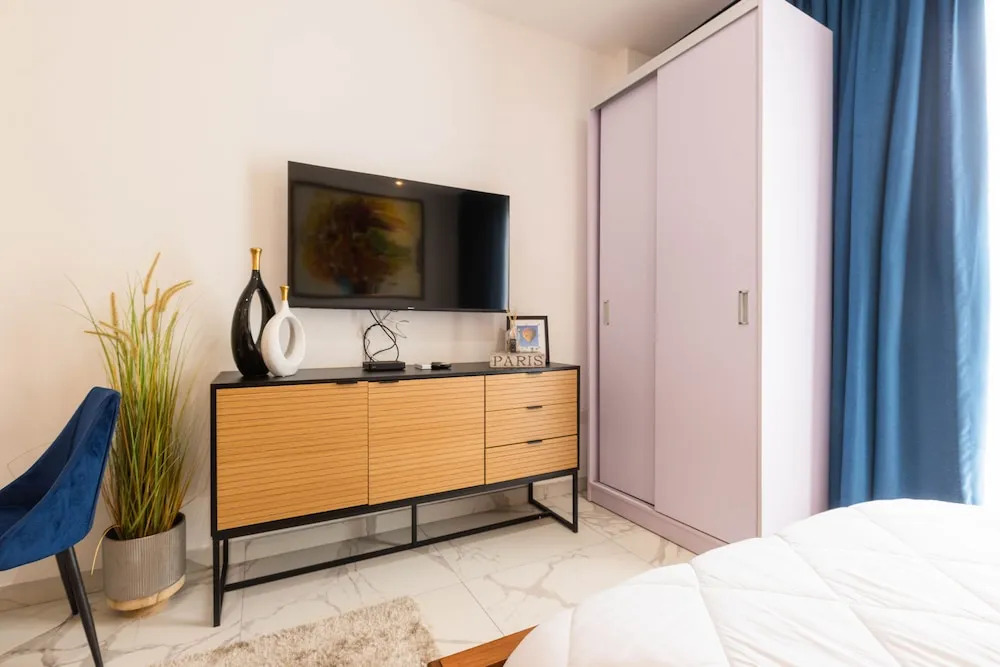 233 Boulevard by QUAO REALTY