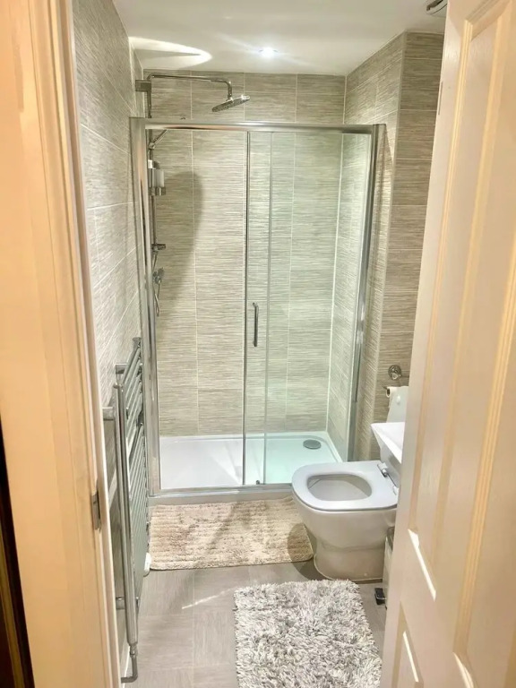 Luxurious Majestic 4 Bedroom- Free Parking