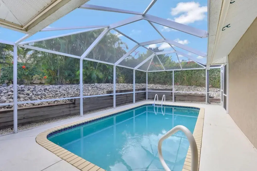 Quiet Inland Home With Pool, two Queen Beds and Grill