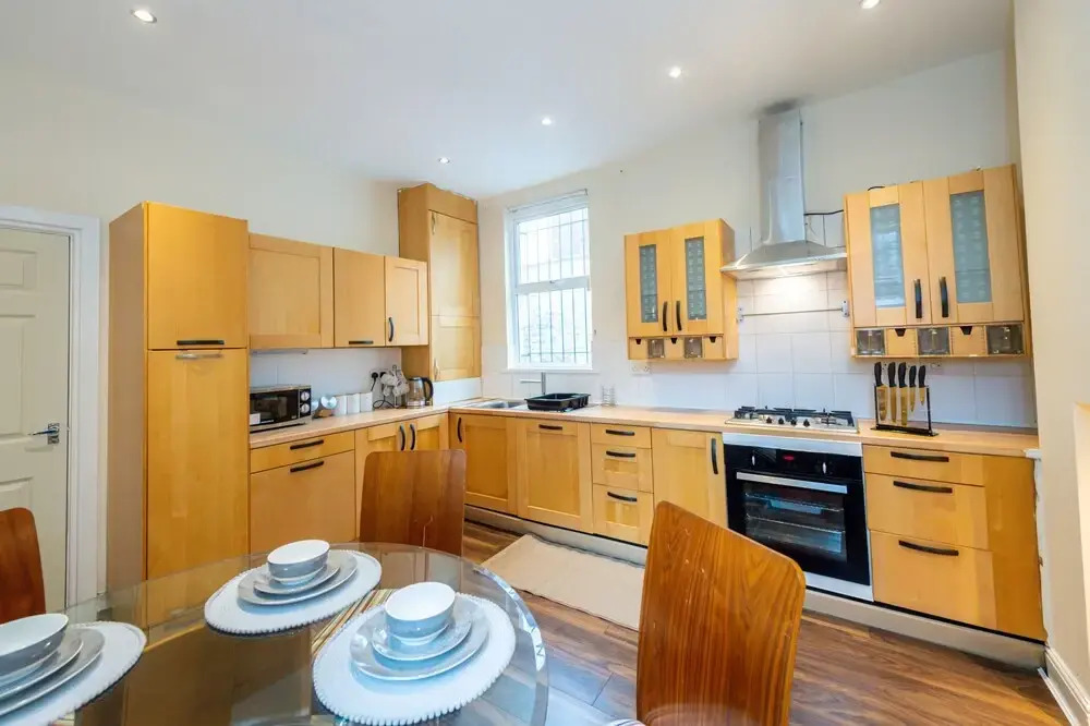 10 Guests - Free Parking - City Centre