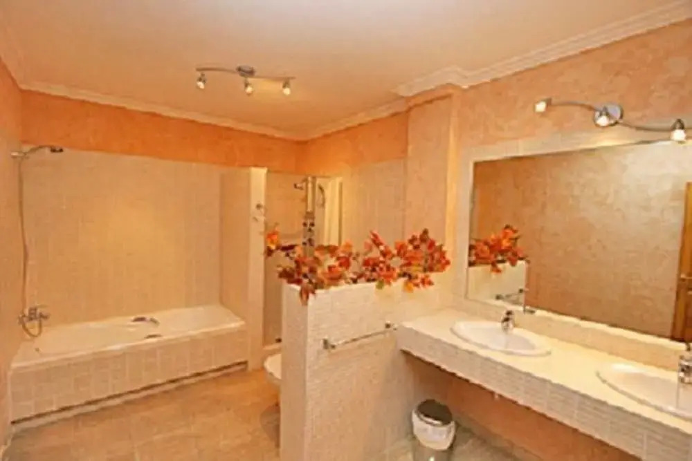 Villa - 6 Bedrooms with Pool and WiFi - 103977