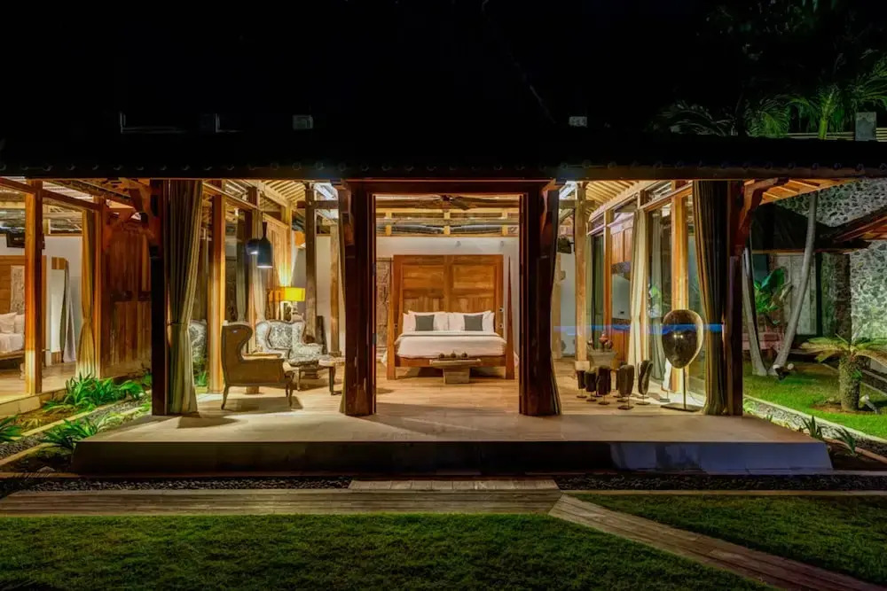 Palatial Wooden Villa, 4br, Lovina