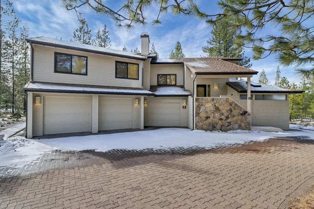 8 Crag Home with Private Indoor Hot Tub, Bike is Provided for Outdoor Activities by RedAwning