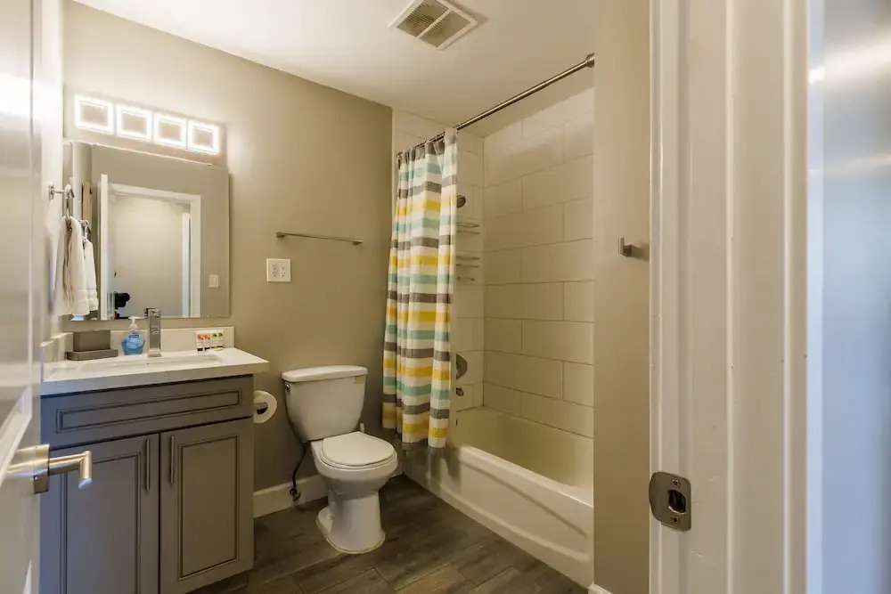 4BR Sleeps 8 Heated Pool Yard Games Bbq!