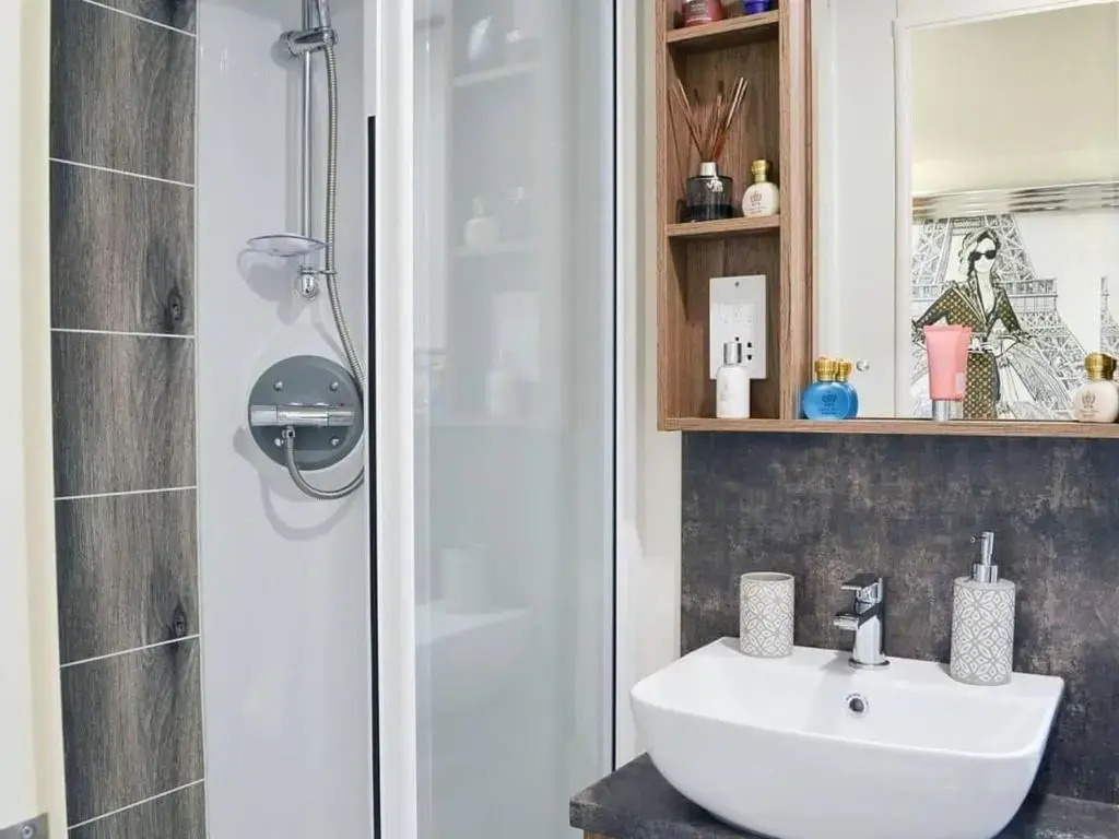 Boutique lodge with hot tub sleeps 6