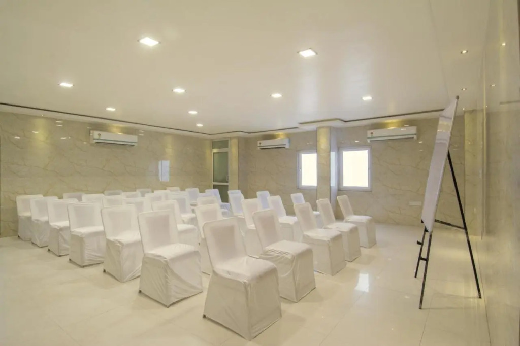 Hotel Metropolitan Near Sindhi Camp
