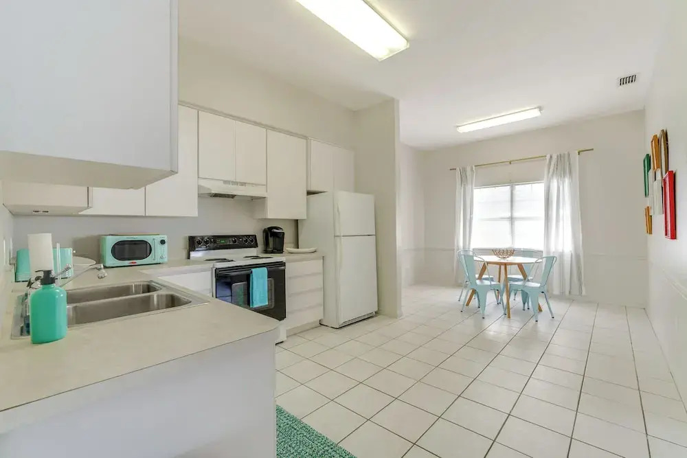 Explore Dtwn Crystal River: Walkable Duplex Unit