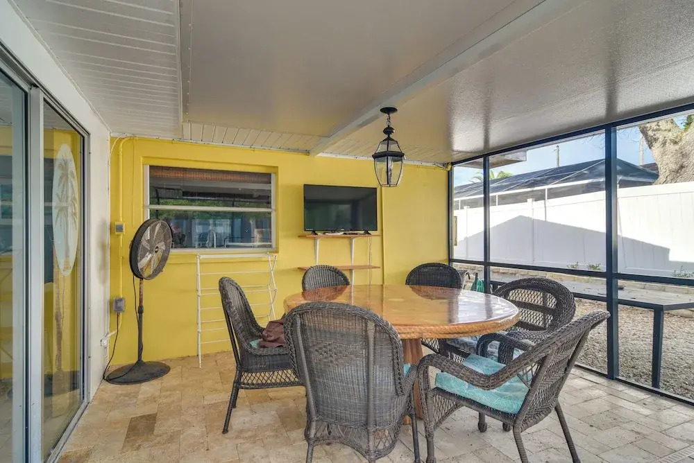 4 Mi to Dog Beach: Largo Home w/ Pool & Hot Tub!