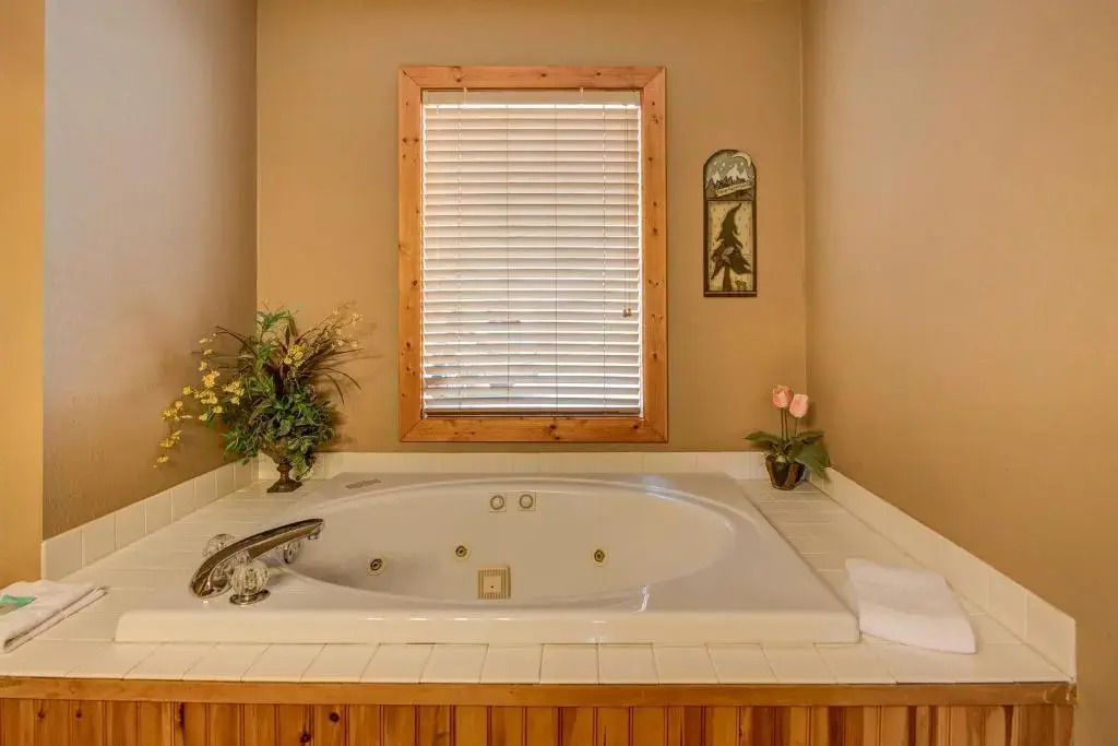 The Moose is Loose, 4 Bedrooms, Mountain View, Hot Tub, Sleeps 10