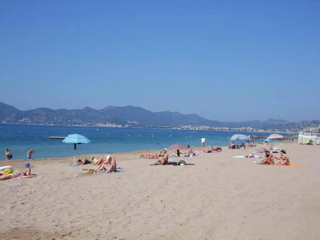 CANNES plage 2mn/45m2/vue mer/inernet/clim/parking privé