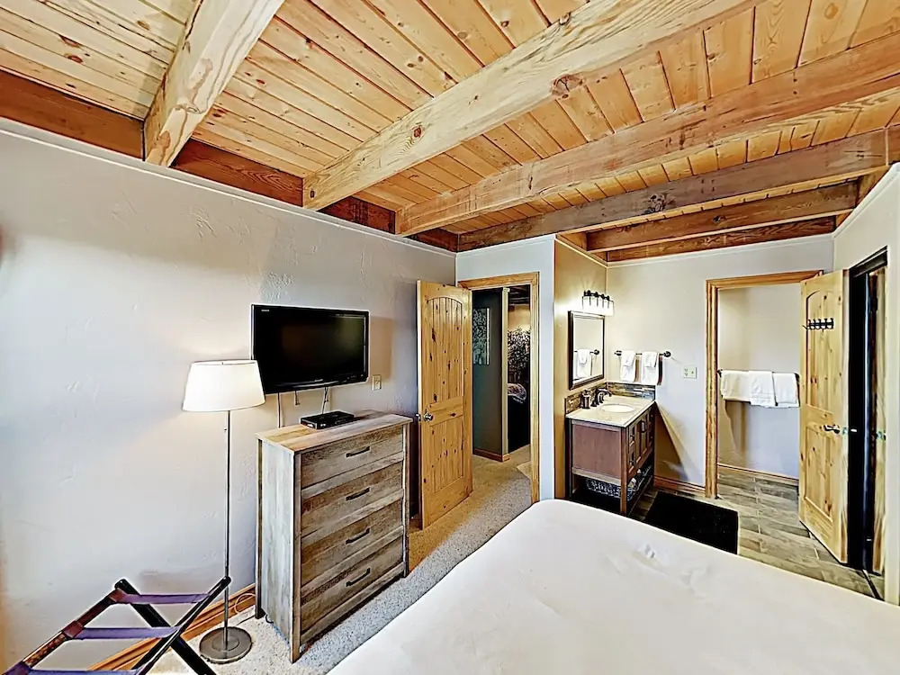 4400 Silverthorne - 2 Br Condo