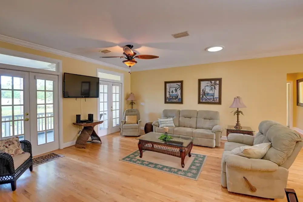 Cottage w/ Deck & Pool Access ~ 6 Mi to Beach