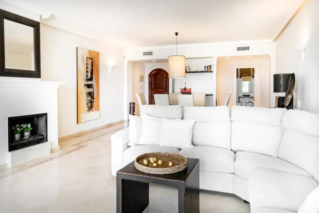 Front-line garden apartment in Palm Beach, Marbella