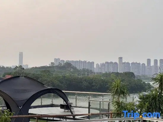 Nanning Leshell Waterside Hotel（Wanxiang City Fangte ASEAN God Painting Shop)