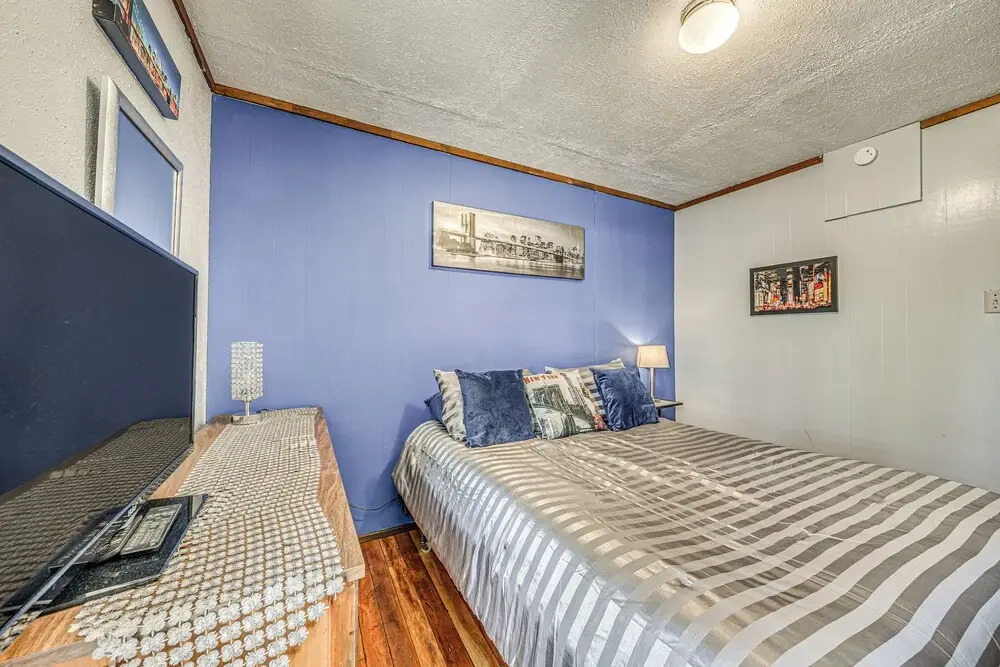Walk to Downtown Ruidoso: Cozy Wooded Retreat