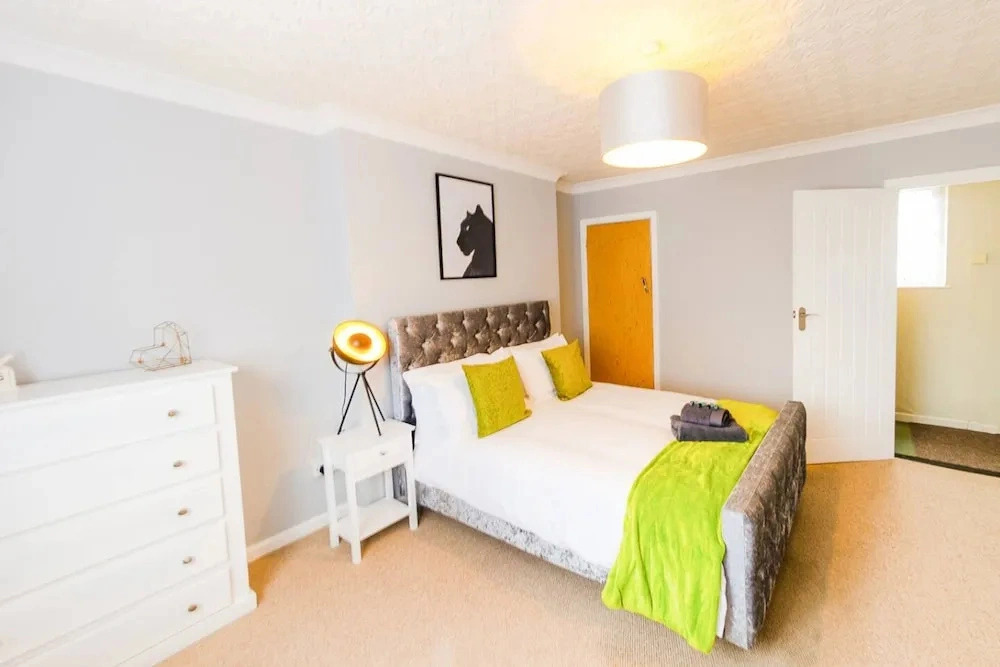 4 Bed - 2 Baths 1 Walk in Shower Lots of Parking